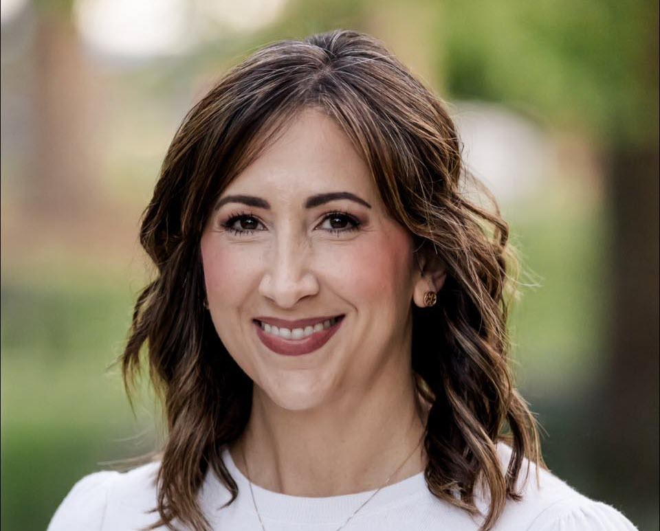 Top 5 Reasons to Trust a Seasoned Cosmetologist for Your Highlights